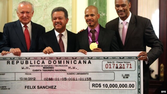 De izquierda a derecha, el vicepresidente dominicano Rafael Alburquerque, el presidente dominicano, Leonel Fernández, el medallista olímpico Félix Sánchez, oro en los 400 metros vallas, y el ministro de deportes, Jay Payano.
