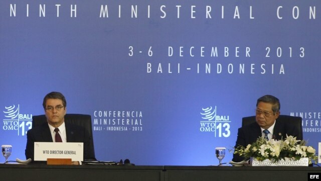 El presidente indonesio Susilo Bambang Yudhoyono (d) y el director general de la Organización Mundial del Comercio (OMC), el brasileño Roberto Azevedo, asisten a la reunión ministerial de la OMC en Bali (Indonesia). 