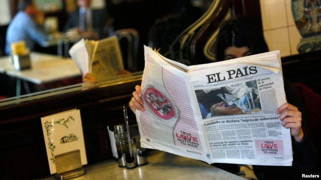 Primera edición del diario español El País del 24 de enero con la falsa foto de Hugo Chávez en la portada.  