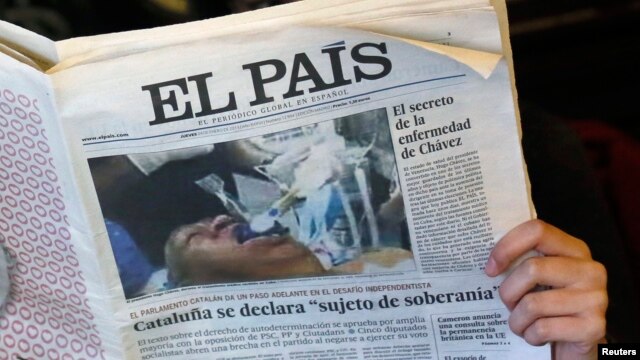Primera edición del diario español El País del 24 de enero con la falsa foto de Hugo Chávez en la portada.  