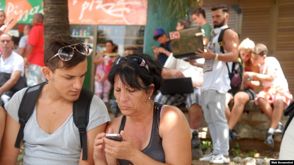 Desde parques y plazas los cubanos se comunican por estos días con familiares y amigos en el extranjero.