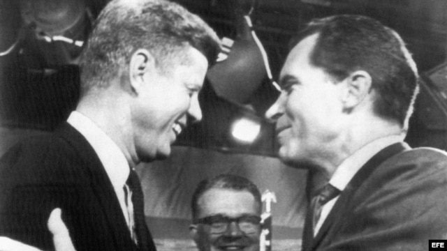 Los candidatos presidenciales John F. Kennedy y Richard Nixon en las elecciones presidenciales de 1960.