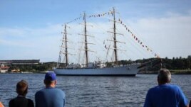 El buque escuela fragata Libertad de la Armada Argentina entra al puerto de La Habana