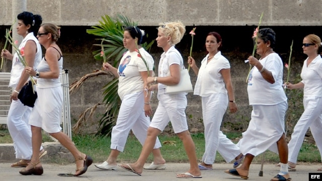Fotografía de archivo de un grupo de esposas y familiares de disidentes detenidos, conocidas como Damas de Blanco, cuando realizaban una marcha.
