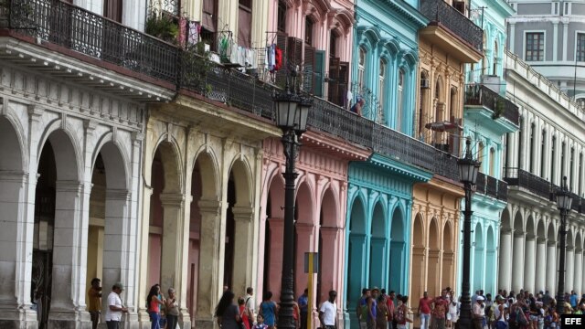 Transeúntes caminan por una calle de La Habana (Cuba). Archivo.