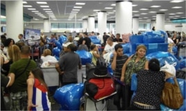 Los cubanos que viajan a Cuba en el aeropuerto de Miami se identifican por su abundante equipaje.