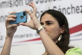 Yoani Sánchez toma una fotografía de los asistentes mientras habla en la conferencia "Libertad de expresión en las redes sociales" impartida en el Senado mexicano.