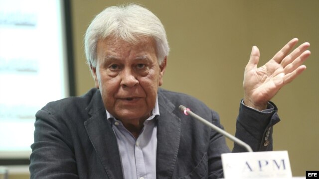 Felipe González durante la rueda de prensa en la Asociación de la Prensa de Madrid, tras regresar de su viaje a Caracas.