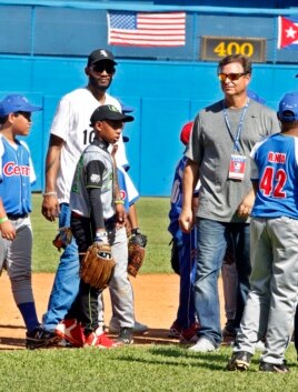 El beisbolista cubano Alexei Ramírez (i) y el vicepresidente de la Federación Internacional de Béisbol, Antonio Castro. EFE