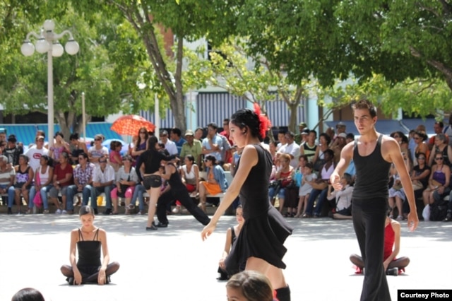 Un grupo de danza comunitario en la ciudad de Holguín. Foto cortesía de Luis F. Rojas.