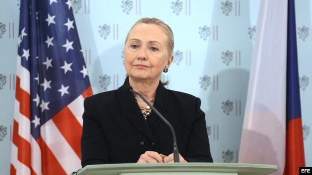 La secretaria de estado estadounidense, Hillary Rodham Clinton, ofrece una rueda de prensa en el Palacio Cernin durante su visita a Praga (República Checa).  