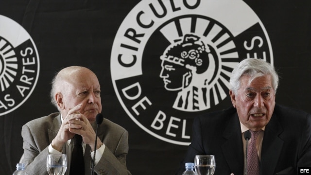 Los escritores Jorge Edwards (i) y Mario Vargas Llosa.
