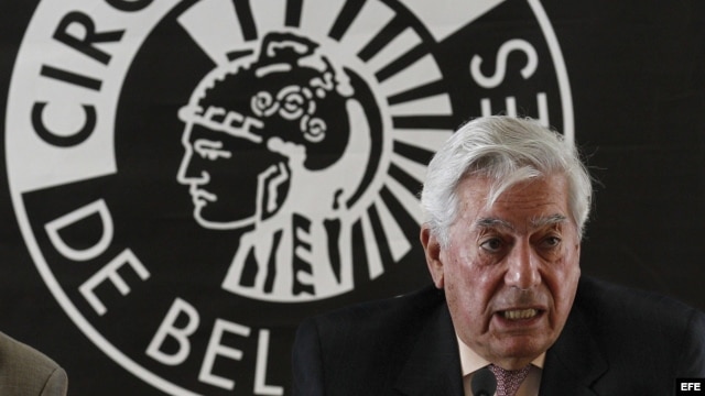 Los escritores Jorge Edwards (i) y Mario Vargas Llosa durante la conferencia de prensa que hoy, miércoles 25 de julio de 2012, ofrecieron en Madrid, en la que presentaron el "Llamado a la concordia", un manifiesto firmado por intelectuales y personalidade