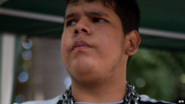 Un estudiante encadenado participa hoy, viernes 15 de febrero de 2013, en una protesta a pocos metros de la sede de la embajada de Cuba, en Caracas (Venezuela).