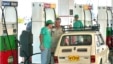  Empleados de la empresa estatal cubana Cupet sirven gasolina en el ServiCupet “El Tángana", ubicado en el malecón habanero.