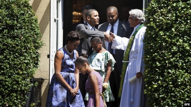 Barack Obama se despide del reverendo Luis León (d) tras asistir al servicio religioso junto a su esposa Michelle Obama (i) y sus hijas Malia (2i) y Sasha (3d) 