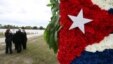 Un arreglo floral con los colores de la bandera cubana se puede apreciar durante el Memorial Cubano. 
