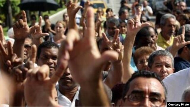 Opositores cubanos en el funeral de Payá Sardiñas