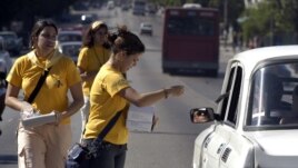 Varios promotores de salud, que trabajan en el grupo de prevención de VIH-SIDA, repartiendo condones en una avenida de La Habana (Cuba), como parte de las diferentes actividade