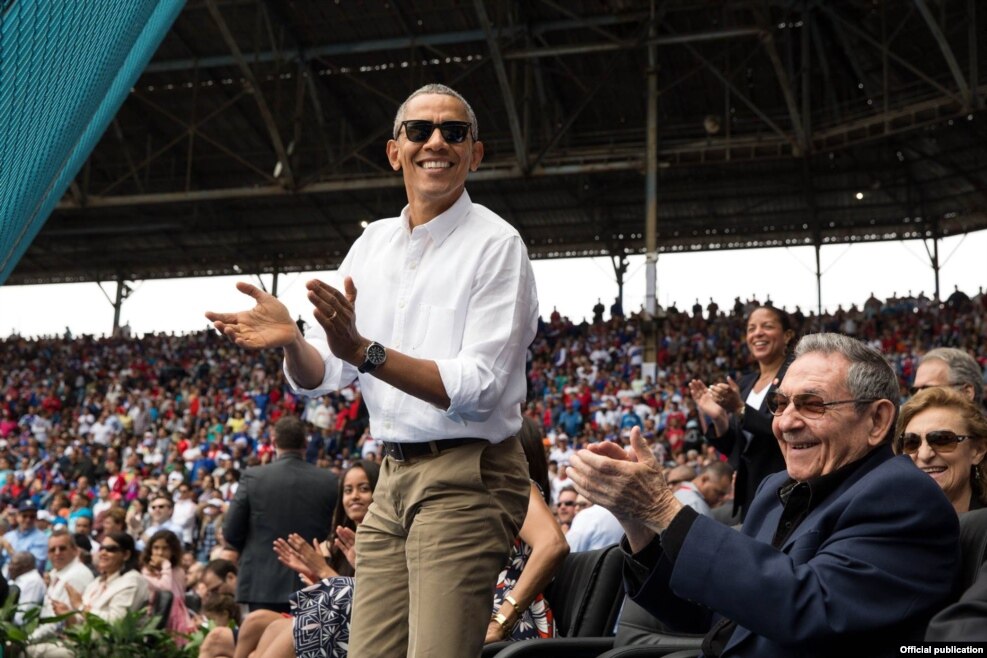 El presidente Obama apalude una carrera de los Rays de Tampa Bay durante el partido de exhibición con Cuba en el Estadio Latinoamericano el 22 de marzo (Pete Souza, White House)