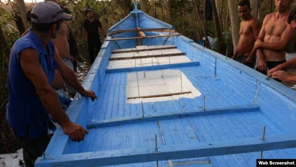 Balseros cubanos muestran cómo construyeron su embarcación
