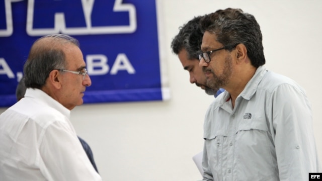 El jefe de la delegación del Gobierno colombiano en diálogos de paz con las FARC, Humberto de la Calle, saluda al jefe del equipo negociador de las FARC, Luciano Marín Arango, alias Iván Márquez, hoy, domingo 12 de julio de 2015, en La Habana.