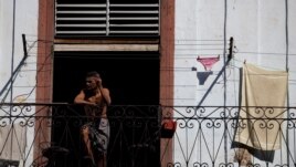 Un hombre observa desde un balcón en La Habana (Cuba).