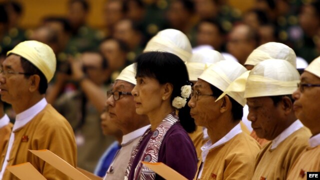 Suu Kyi jura en el parlamento birmano