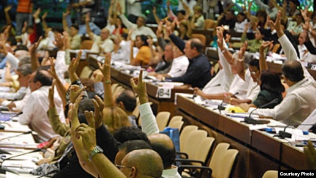 En la Asamblea Nacional de Cuba, fundada en 1976, el primer voto negativo lo emitió Mariela Castro, contra el nuevo Código del Trabajo en diciembre del 2013.