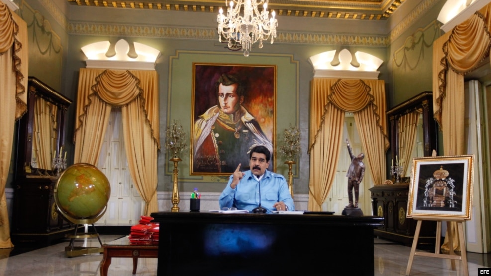 Maduro posa en su despacho de Miraflores.