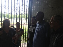 Fariñas con parientes de Machado en el panteón.