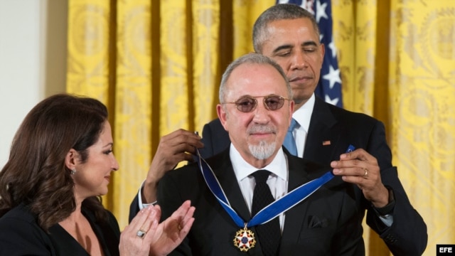 Gloria Estefan y su esposo, Emilio Estefan, reciben la Medalla de la Libertad de manos del presidente Barack Obama.