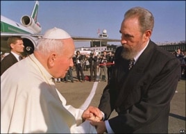 Juan Pablo II y Fidel Castro durante la visita del Pontífice a Cuba en 1998