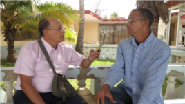 Ernesto Díaz (i) entrevista a David Piloto.