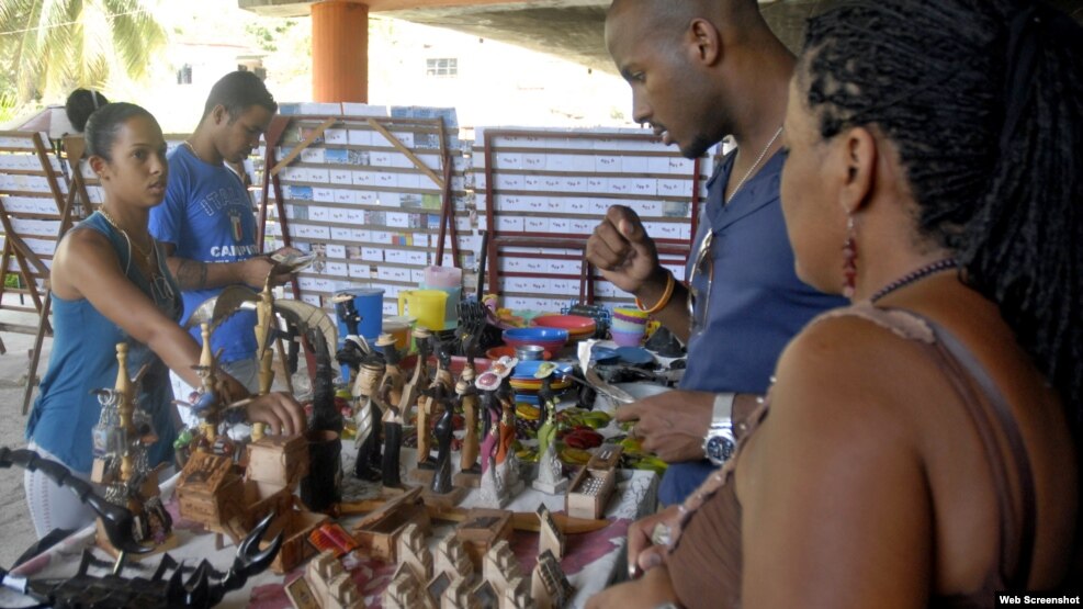 Cuentapropistas en Cuna realizando sus ventas