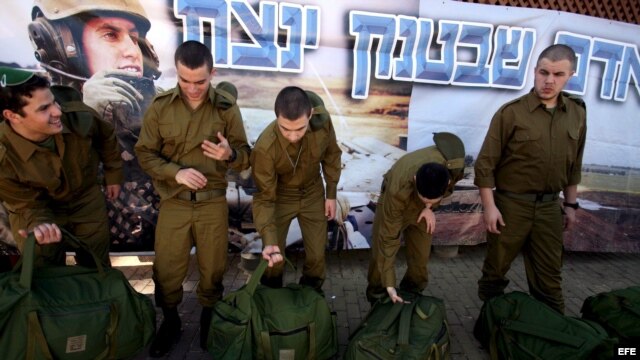 Soldados israelíes ingresan en el ejército en la base militar de Tel Hashomer, cerca de Tel Aviv (Israel). 