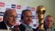 El presidente de FIFA, Joseph Blatter (i), habla durante una rueda de prensa acerca de la Copa Confederaciones junto al ministro de Deportes brasileño, Aldo Rebelo (c), y al presidente de la Confederación Brasileña de Fútbol (CBF), José María Marín (d).