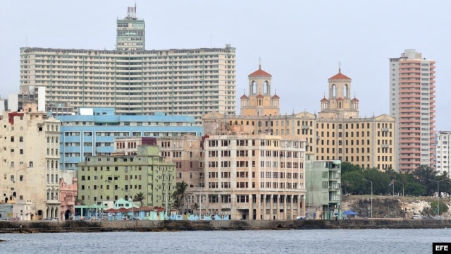 Edificios en el malecón de La Habana, Cuba.