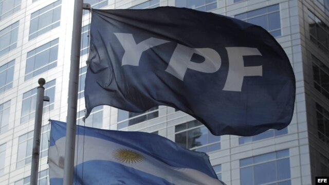 Detalle de las banderas de Argentina y de la petrolera YPF frente al edificio donde funcionan las oficinas centrales de la empresa en Buenos Aires. 
