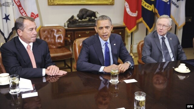 El presidente estadounidense Barack Obama (c) conversa con el presidente de la Cámara de Representantes John Boehner (i) y el líder republicano del Senado, Harry Reid (d) durante una reunión en la Casa Blanca, Washington, Estados Unidos el 16 de noviembre