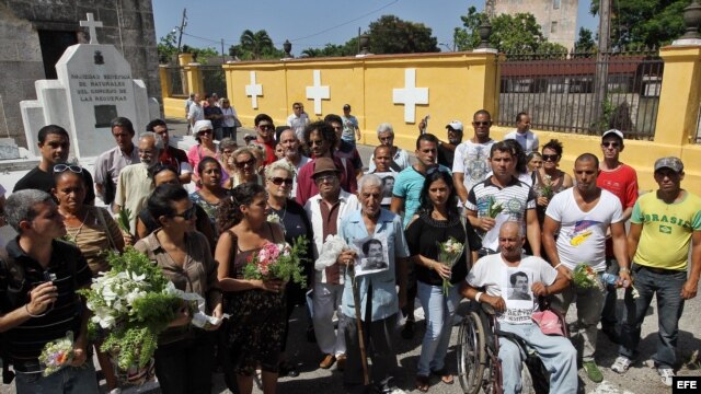 Un grupo de opositores del Movimiento Cristiano Liberación (MCL) participa en una peregrinación en homenaje a los activistas fallecidos Oswaldo Payá y Harold Cepero en el Cementerio Colón.