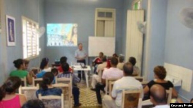 La iglesia está contribuyendo a la formación de pequeños empresarios en Cuba. En la foto un curso dictado en la diócesis de Bayamo-Manzanillo.