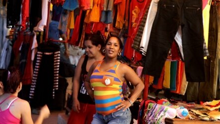 Una vendedora en un pequeño negocio privado de venta de ropa importada en La Habana (Cuba). 