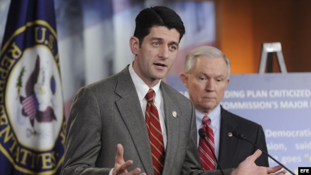 El presidente del Comité de Presupuesto de la Cámara de Representantes, Paul Ryan (i).