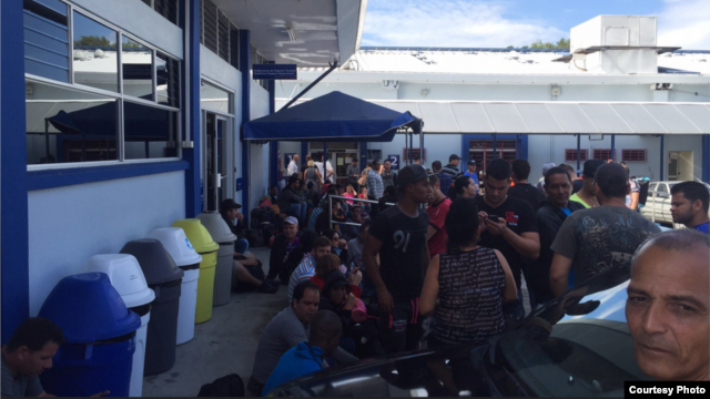 Cubanos varados en San José, Costa Rica, en las Oficinas de Migración. (Cortesía del diario La Prensa Libre)