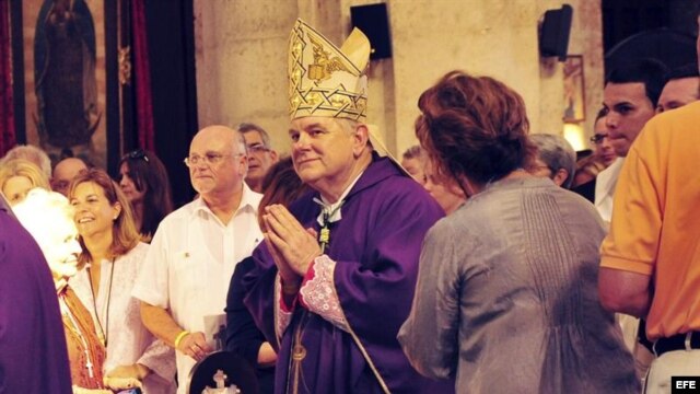 El arzobispo de Miami, Thomas Wenski, oficia una misa en la Catedral de La Habana, Cuba, el martes 27 de marzo de 2012. 