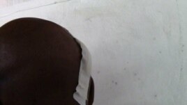 Fariñas muestra la herida que le infligieron en la cabeza.