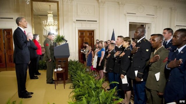 Ceremonia de naturalización de una decena de hispanos miembros activos de las fuerzas armadas estadounidenses.