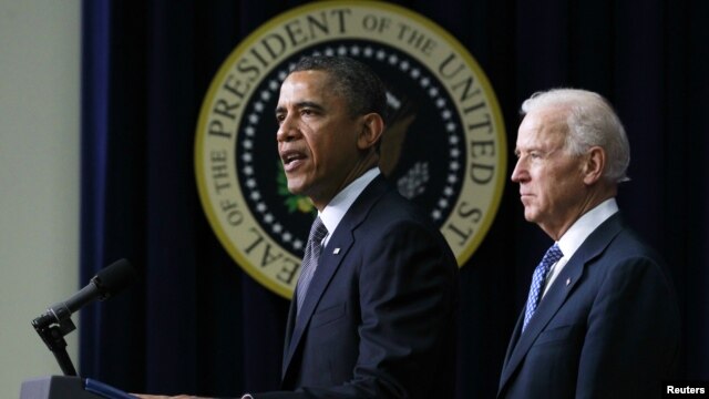 El president Barack Obama (i) y el vicepresidente Joe Biden, durante el anuncio sobre el control de ventas de armas 