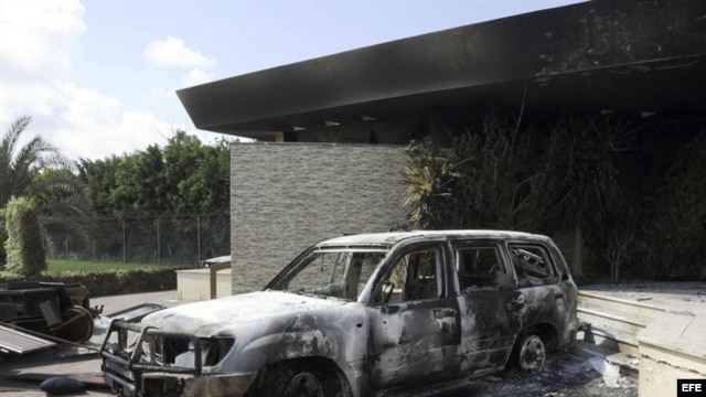 Vista de los restos carbonizados de un edificio del consulado estadounidense en Bengasi (Libia) . Archivo.